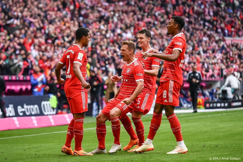 Bayern München overklast Schalke 04 en komt dichter bij titel