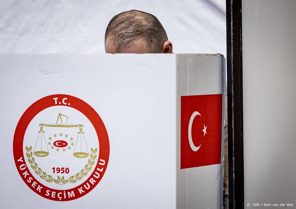IOT roept Turkse Nederlanders op zondag kalm te blijven  