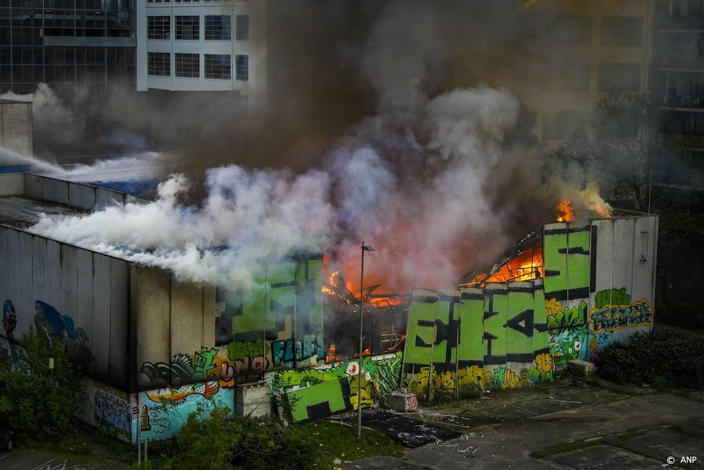 Pand Eindhoven brandt uit, onduidelijk of er mensen binnen zijn