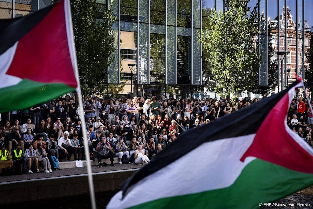 Honderden demonstranten bij 'walk-out' Roeterseilandcampus