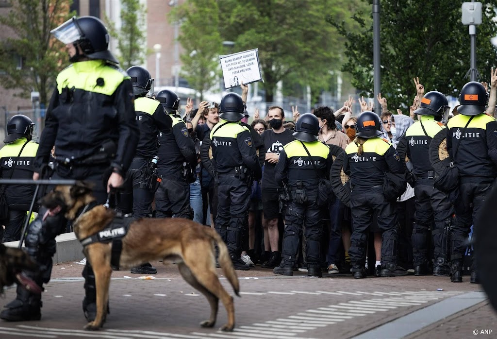 Politie dringt betogers pro-Palestijns protest UvA naar achteren