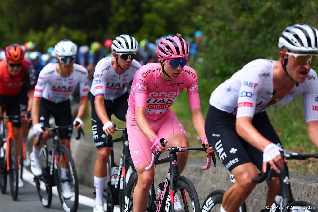Pogacar blijft in Giro beducht voor aanvallen van Ineos-renners