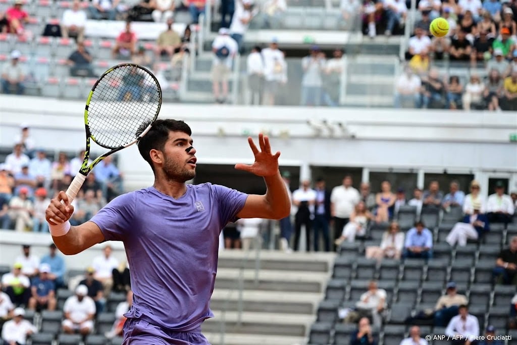 Alcaraz na moeizaam duel met Chatsjanov naar kwartfinales in Rome