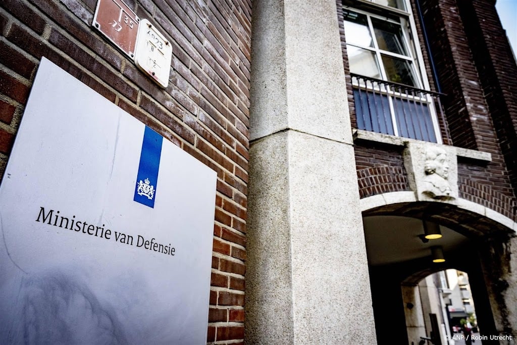 Oud-werknemer (58) Defensie opgepakt op Schiphol om corruptie 