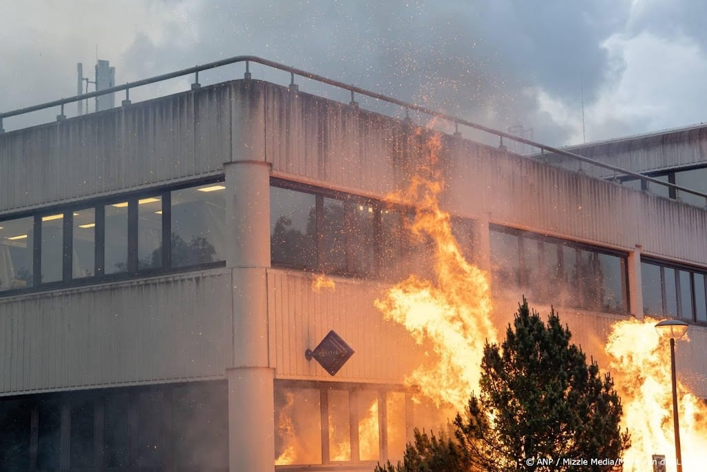 Gemeentehuis Loosdrecht schoongemaakt na brandstichting