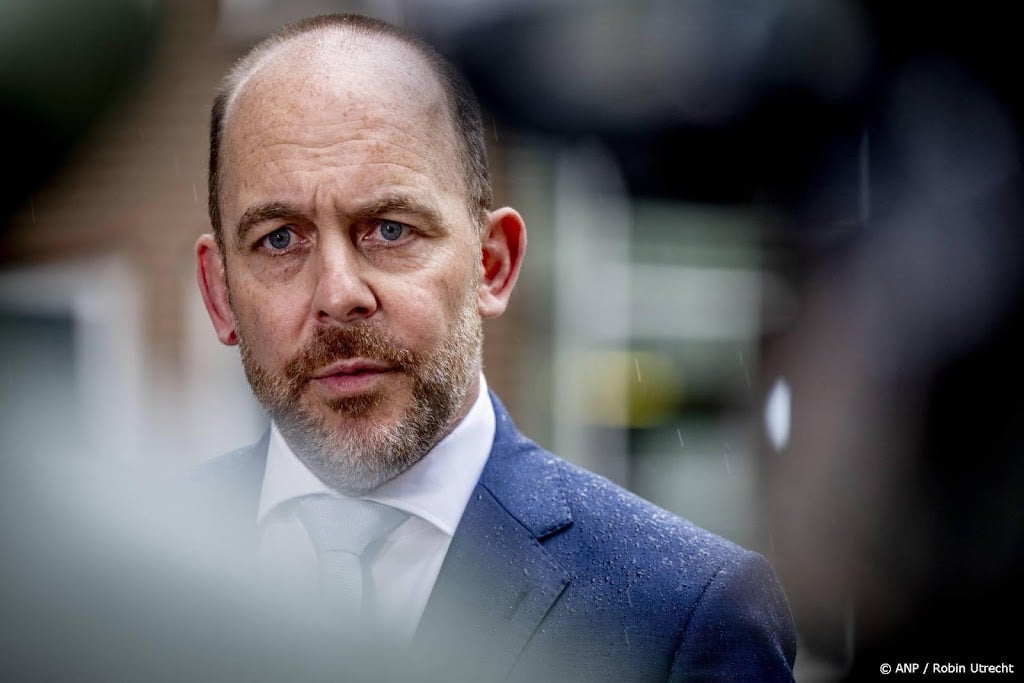 Asielminister tegen politiek: laat rust terugkeren in Loosdrecht