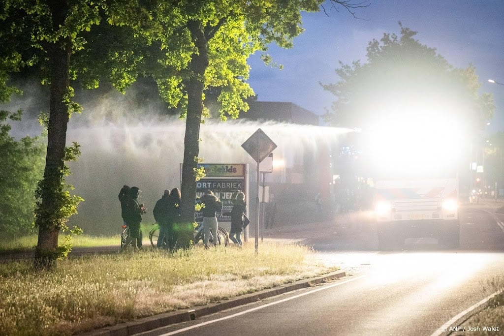 Mobiele eenheid met waterkanon ter plaatse in Loosdrecht