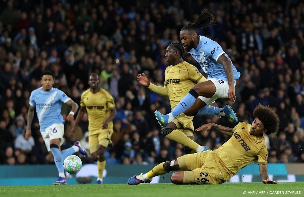 Manchester City blijft na zege in het spoor van Arsenal