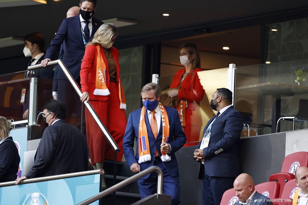 Koning Willem-Alexander en koningin Máxima bij Oranje op tribune
