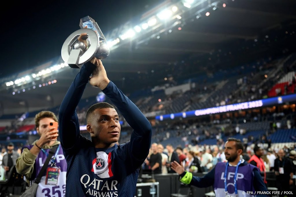 Mbappé spreekt van leugens en zegt nog jaar door te willen bij PSG