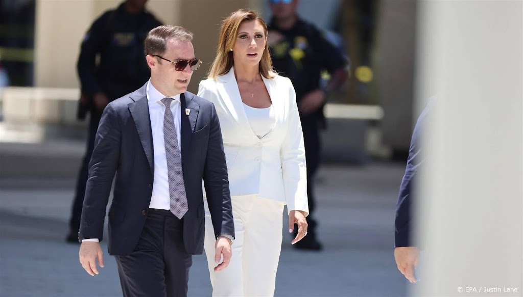 Trump verlaat rechtbank Miami, toegejuicht door aanhangers