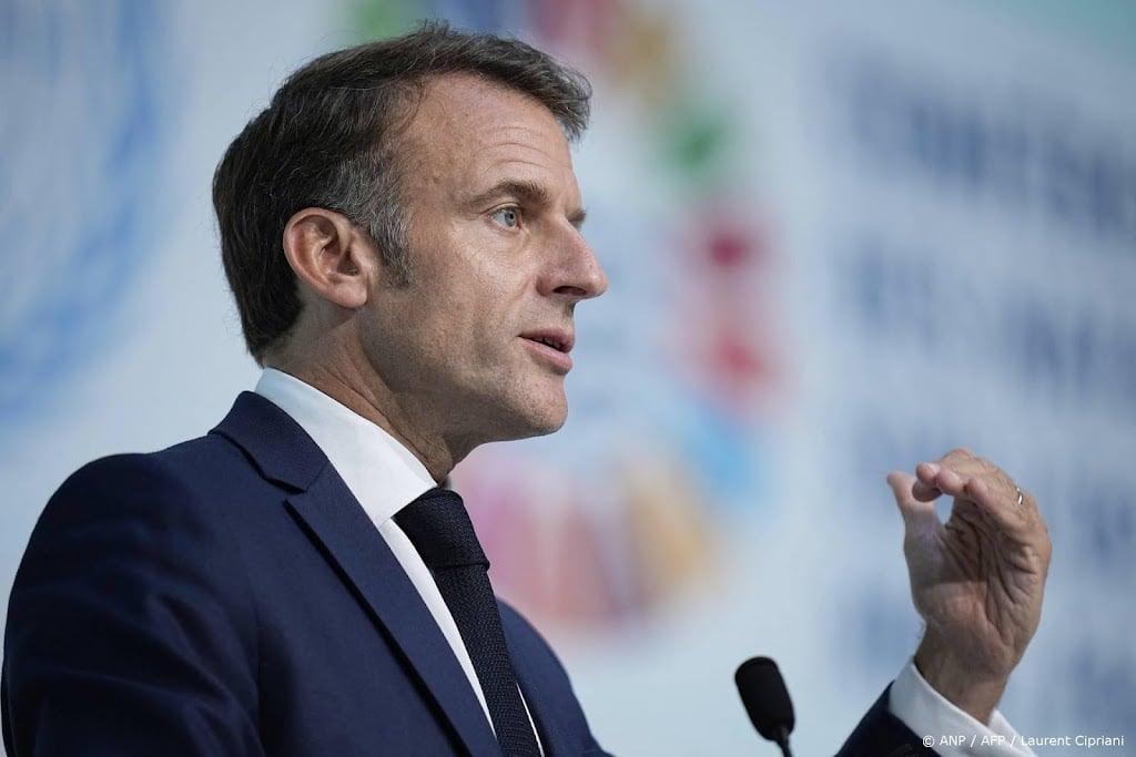 Macron roept Israël en Iran op tot terughoudendheid
