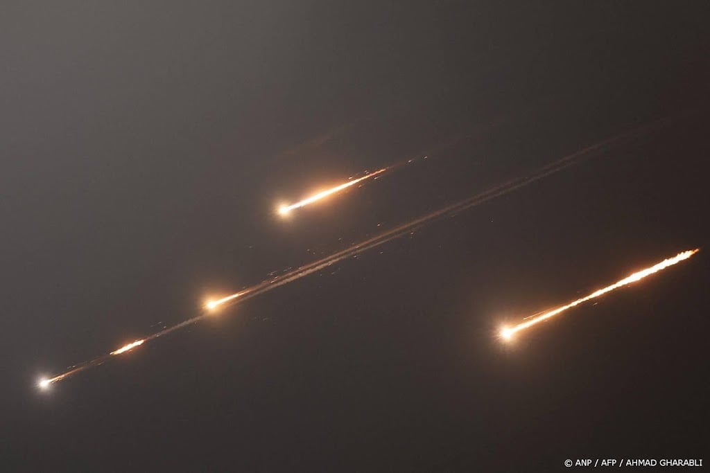 Iran zegt honderden raketten te hebben afgevuurd