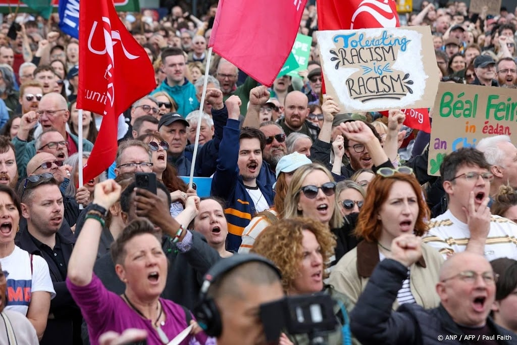 Duizenden demonstreren tegen racisme in Belfast na rellen