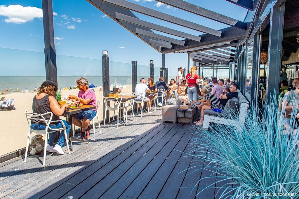 Strandpaviljoens mogen in de winter blijven staan, maar niet open