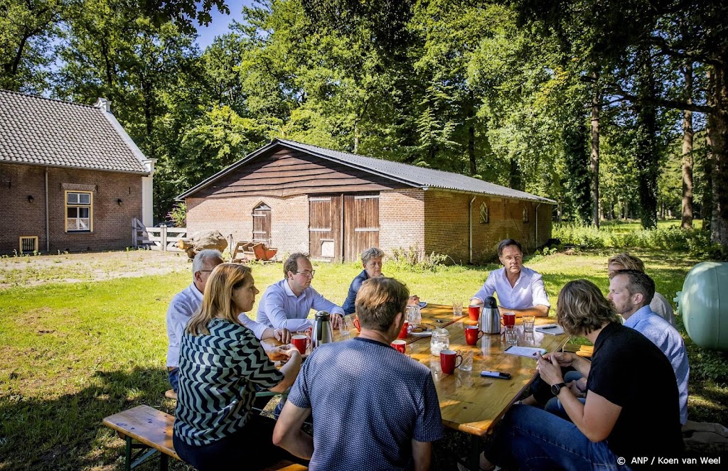 Rutte voert emotioneel gesprek met kritische boeren in Leusden