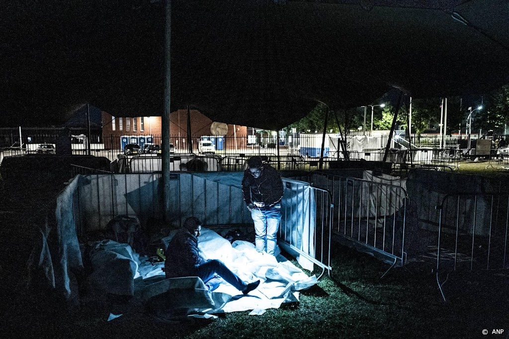 Zo'n honderd asielzoekers slapen bij Ter Apel in de buitenlucht