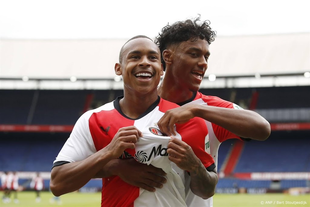 Feyenoord verslaat Racing Genk in oefenduel in De Kuip