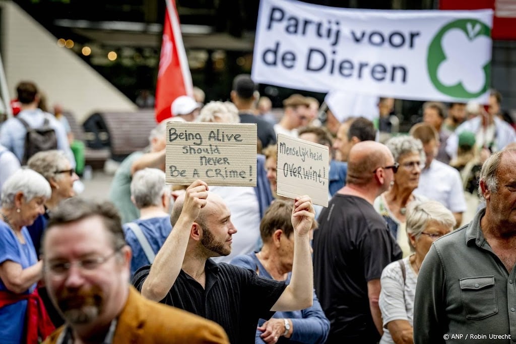 Honderden mensen lopen mars door Rotterdam tegen asielwetten