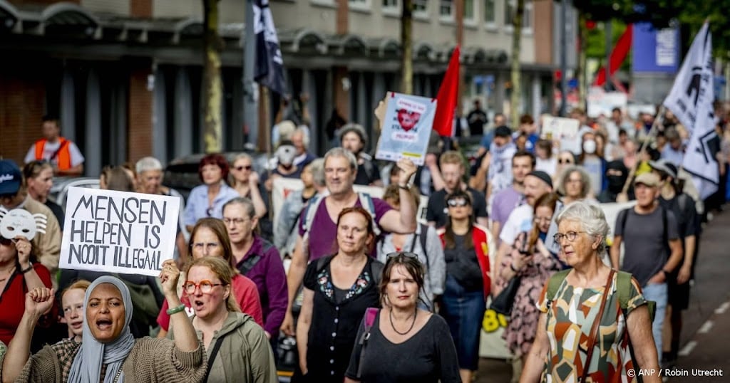 Deelnemers mars tegen asielwetten weer terug op Schouwburgplein