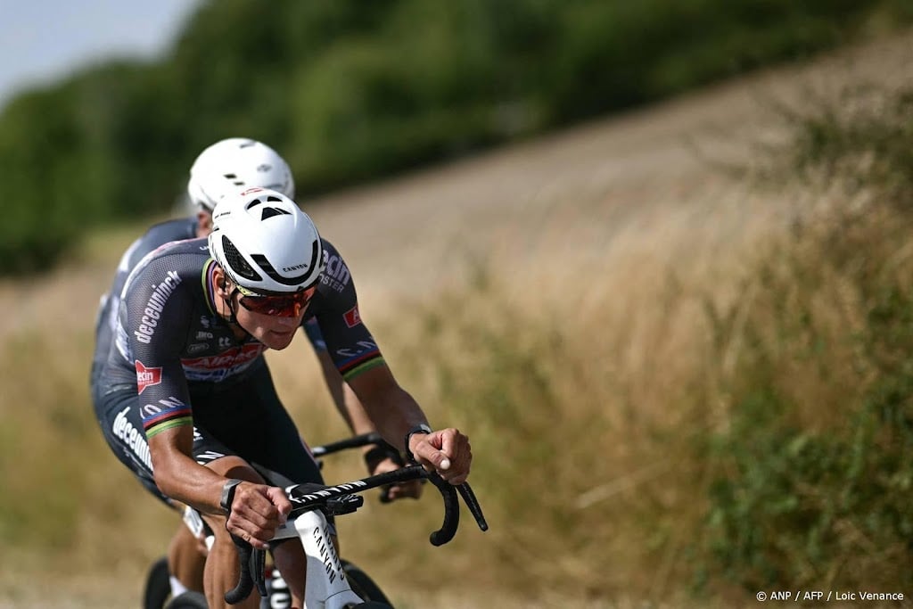 Van der Poel mist zege maar helpt teamgenoot Rickaert naar podium