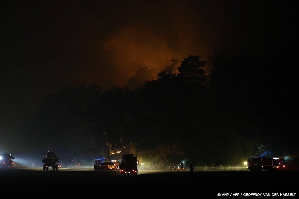 Grote bosbrand ten zuidoosten van Parijs 