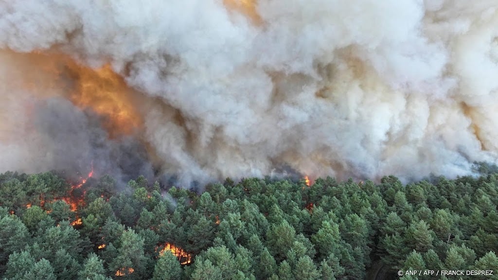 Bedwingen natuurbrand nabij Parijs kan nog dagen tot weken duren
