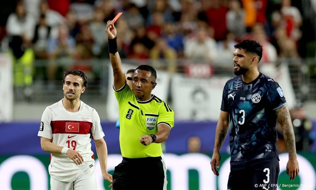 Arbiter van rode kaart voor beledigen fluit Frankrijk-Spanje