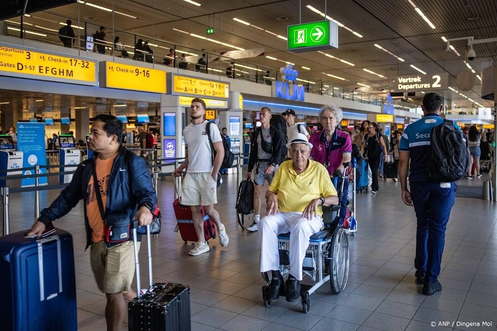 Schiphol gaat reizigers die minder mobiel zijn zelf begeleiden
