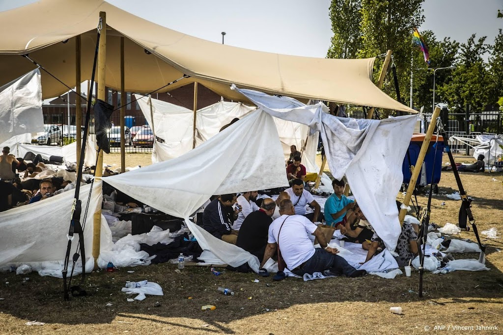 COA: mogelijk slapen paar honderd mensen buiten in Ter Apel