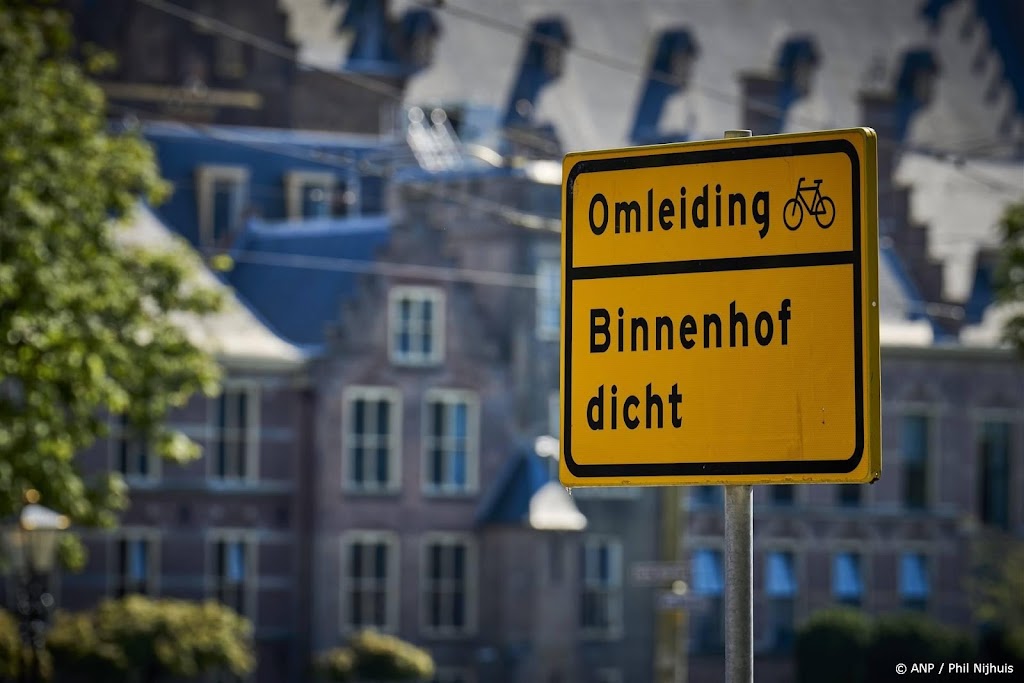Kabinet wil dat deel ambtenaren tot begin 2025 op Binnenhof blijft