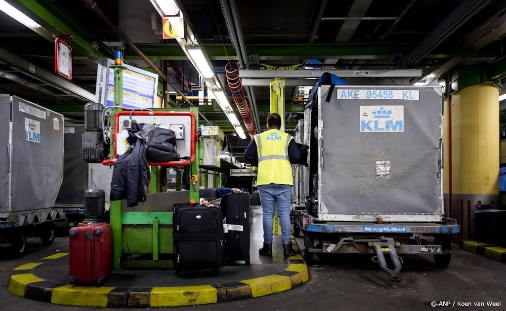 FNV wil dat luchtvaart en Rijk werksituatie Schiphol verbeteren