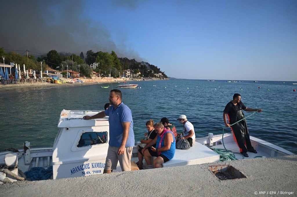Toeristen per boot geëvacueerd uit Grieks resort om natuurbrand