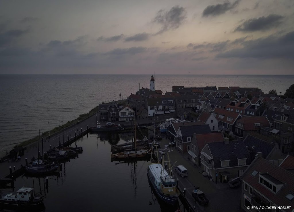 Gemeente Urk reageert met afschuw op jongeren in nazi-kleding