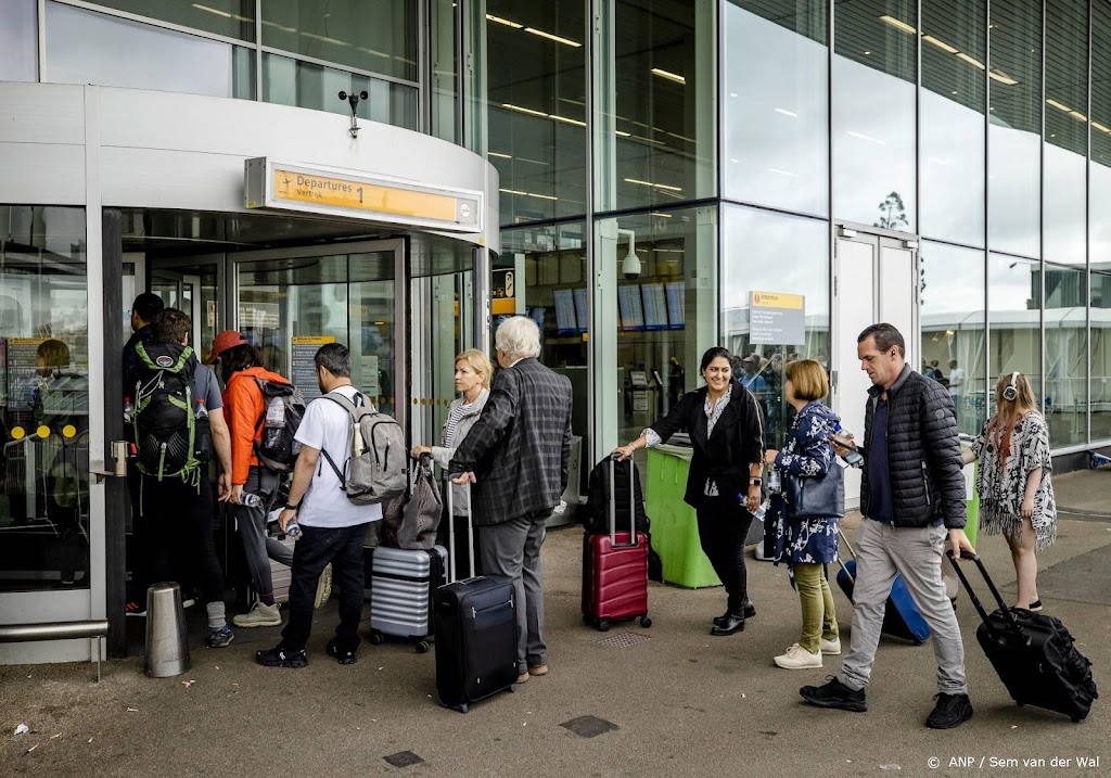 Weer rijen op Schiphol, wel minder druk dan maandag 