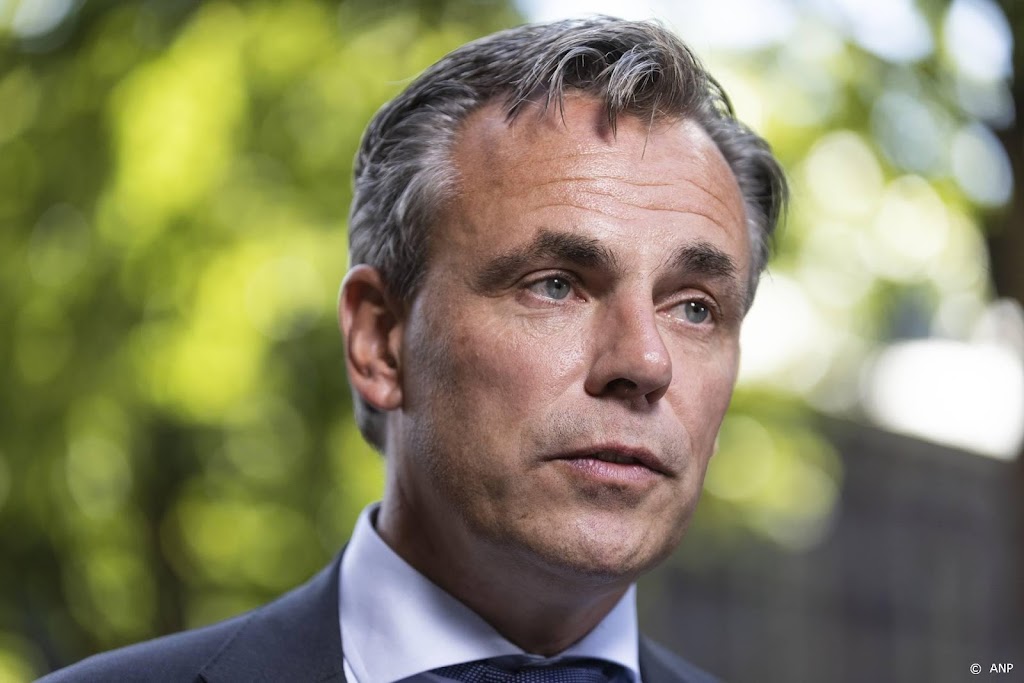 Harbers wil chaos op Schiphol snel laten evalueren