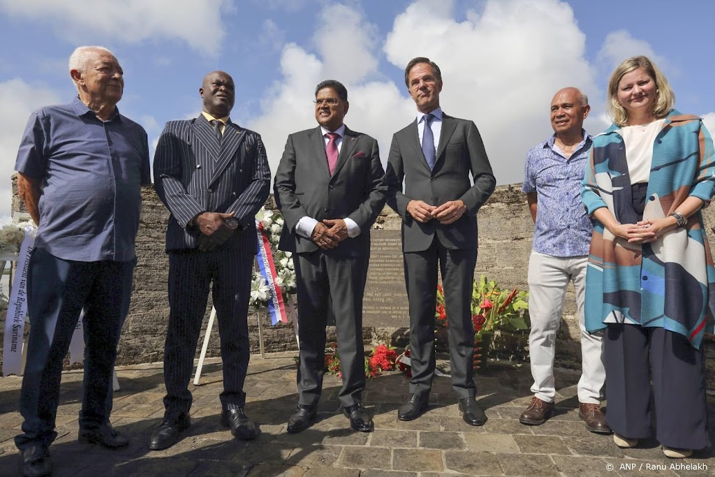 Rutte legt in Paramaribo krans voor slachtoffers decembermoorden