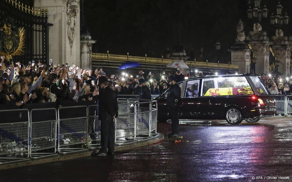 Kist met koningin Elizabeth aangekomen bij Buckingham Palace
