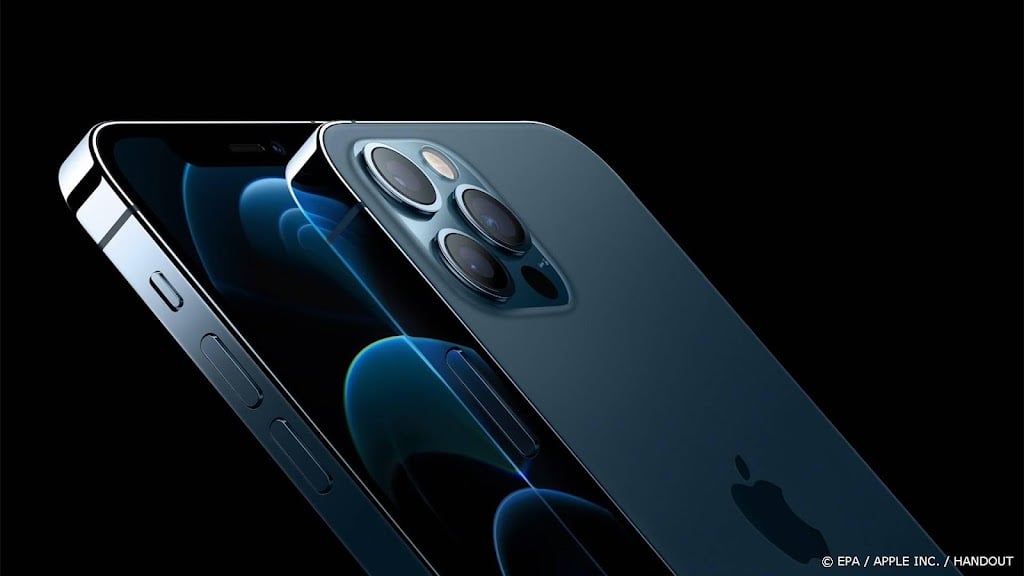Nederlandse toezichthouder spreekt Apple aan op straling iPhone 12