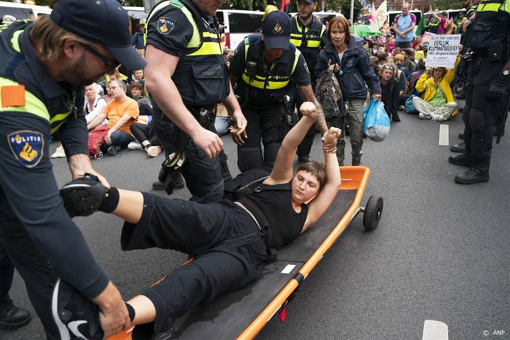 Ruim 300 klimaatactivisten aangehouden voor blokkade A12 Den Haag