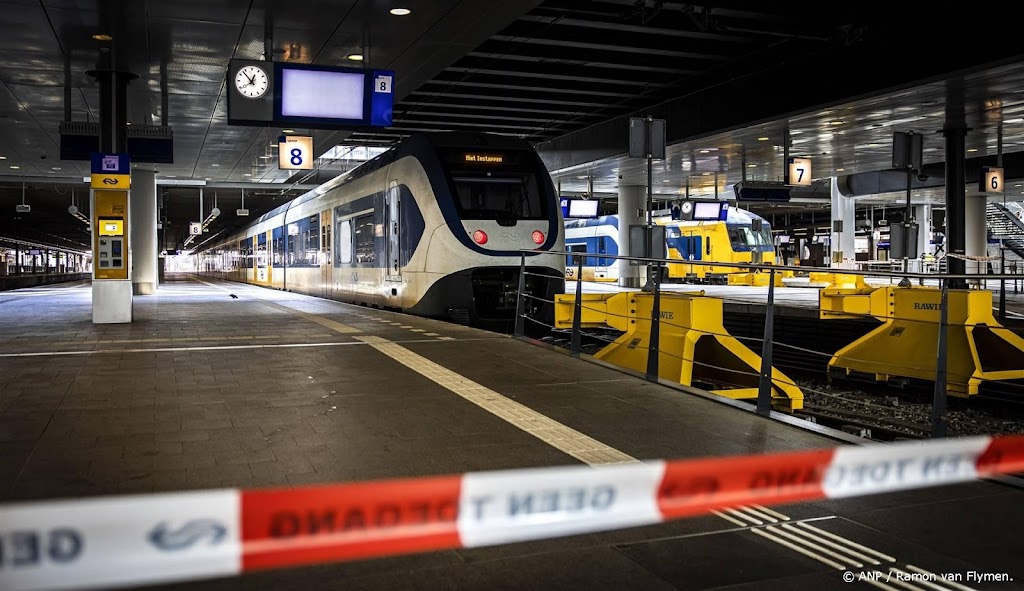Treinverkeer van en naar Den Haag Centraal plat om verdachte tas