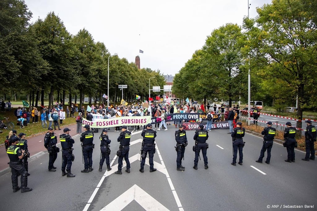 Politie arresteert klimaatactivisten die A12 blokkeren