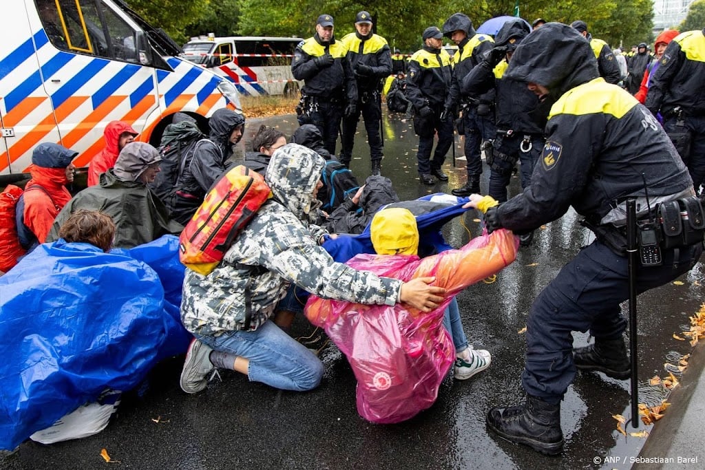 Honderden actievoerders Extinction Rebellion aangehouden op A12