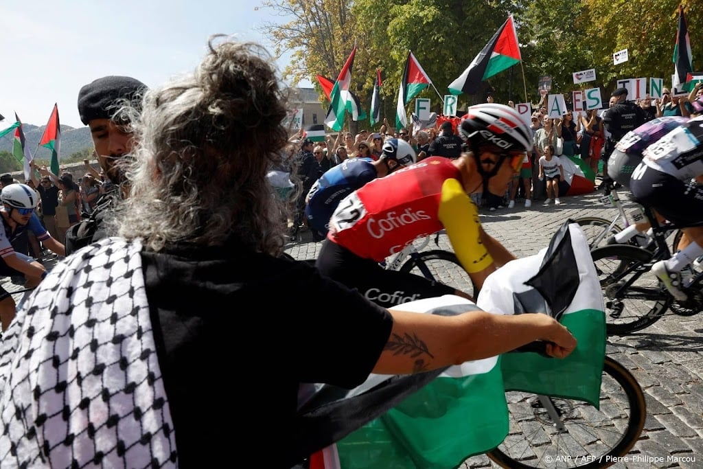Vuelta kort gehinderd door blokkade pro-Palestijnse demonstranten