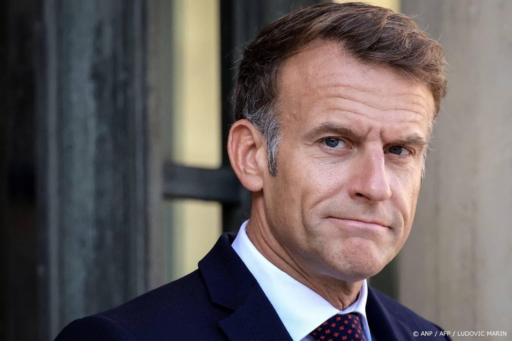 Macron naar Frans eiland dat Trump inkleurde met Amerikaanse vlag