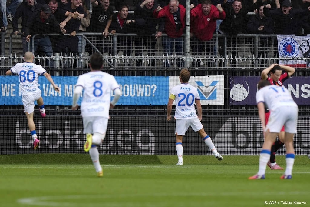 De Wit bezorgt FC Utrecht in slotfase eerste zege dit seizoen