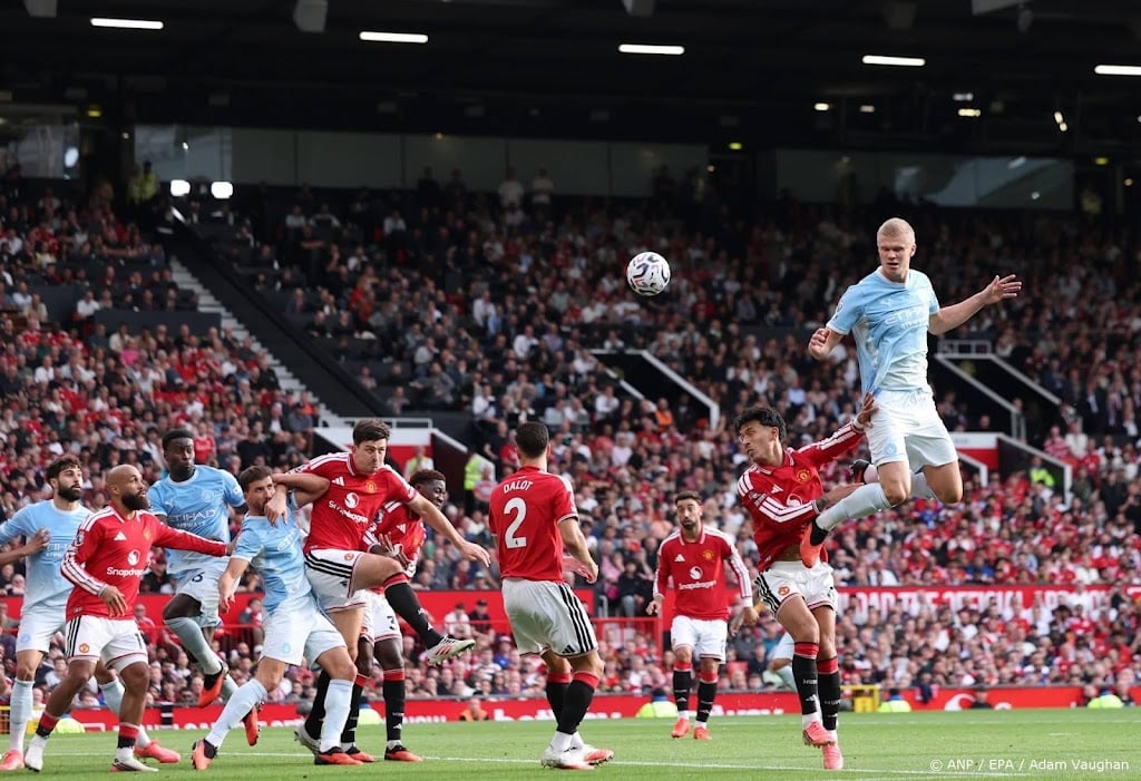 Haaland schiet tien man Manchester City naar zege op United