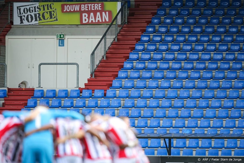 Betaald voetbal gaat door in lege stadions