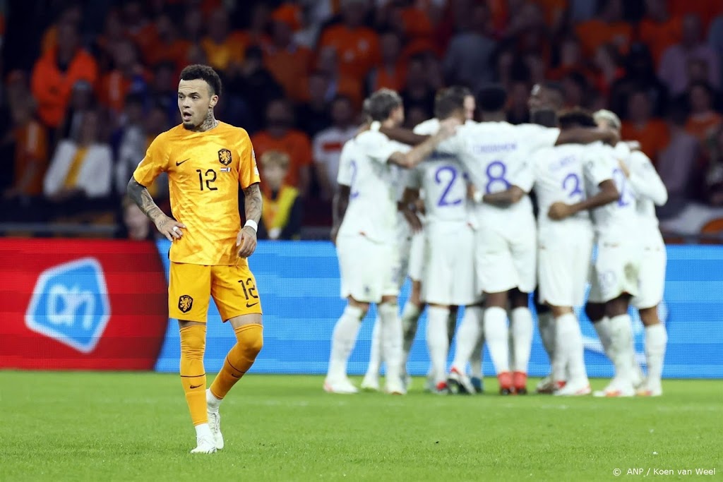 Gehavend Nederlands elftal buigt voor Frankrijk (1-2) 