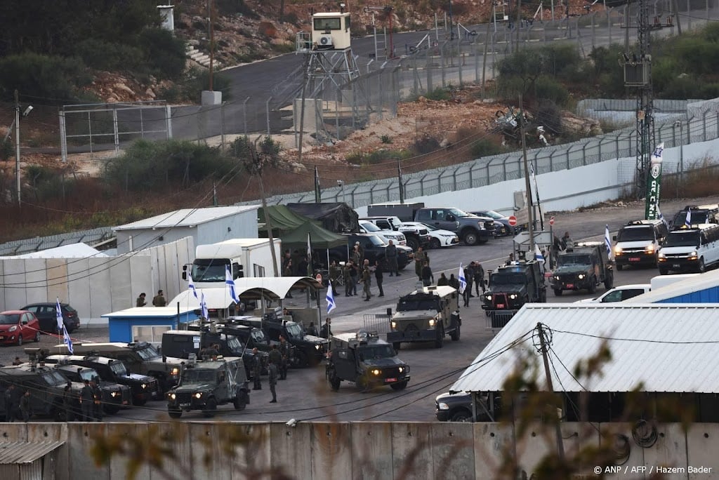 Palestijnse gedetineerden wachten in bussen op vrijlating